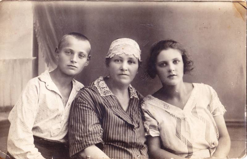 1925 г., с матерью и сестрой