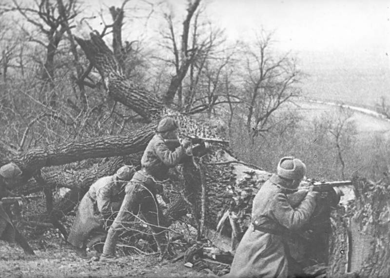 Бойцы 1001-го стрелкового полка 279-й стрелковой дивизии ведут бой в районе реки Северский Донец, февраль 1943 года