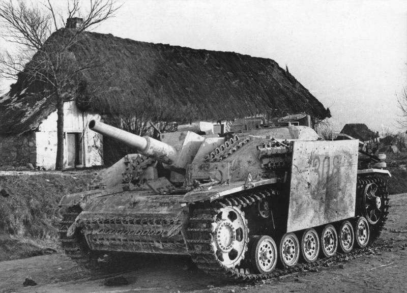 Немецкая штурмовая 105-мм самоходная гаубица StuH 42 Ausf.G (L/28) с тактическим номером «308», брошенная экипажем при отступлении. Украина, 1944 год