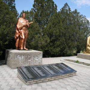Братская могила в с. Богдановка Черниговского района