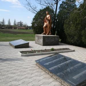 Братская могила в с. Богдановка Черниговского района 