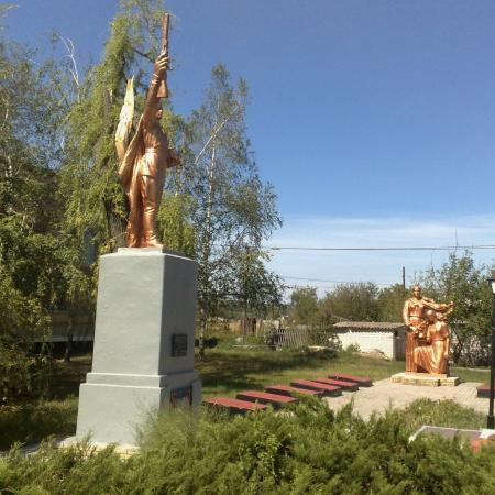 Братская могила и памятник воинам-односельчанам в с. Каменные Потоки Кременчугского района