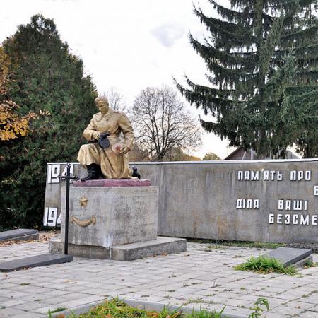 Братская могила в пгт Сосновое Березновского района