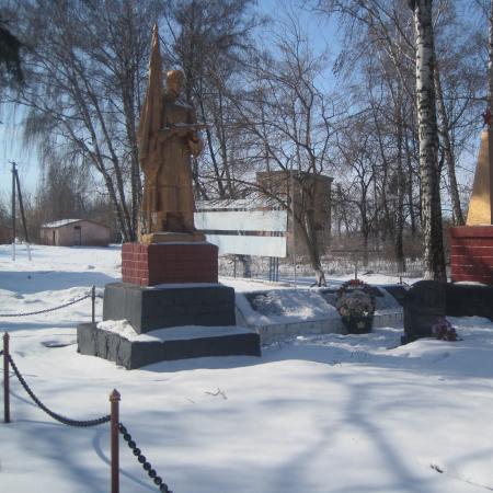 Братская могила в центре с. Ивановка Белоцерковского района