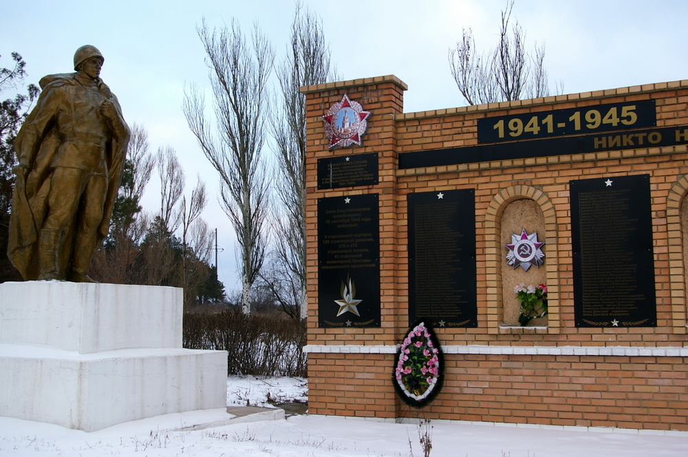 Братская могила в с. Константиновка Марьинского района