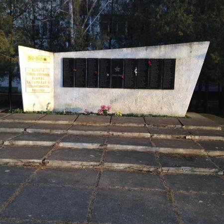 Памятник рабочим железорудного комбината погибшим в годы Великой Отечественной войны