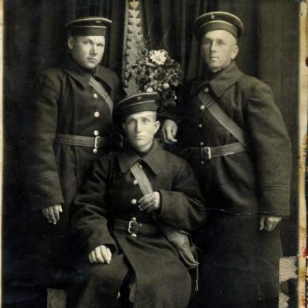 Громов Дмитрий Васильевич с сослуживцами, Севастополь, (крайний слева)