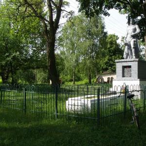 Братская могила у школы в с. Кинашевка Борзнянского района