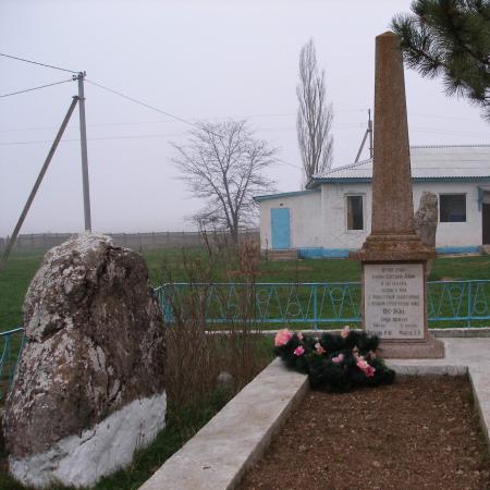 Братская могила Воинов ВОВ - c. Родниковое (Скеля)