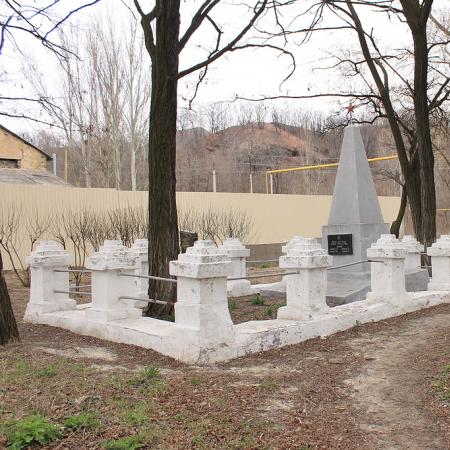 Братская могила у админздания шахты №6 "Красная звезда"