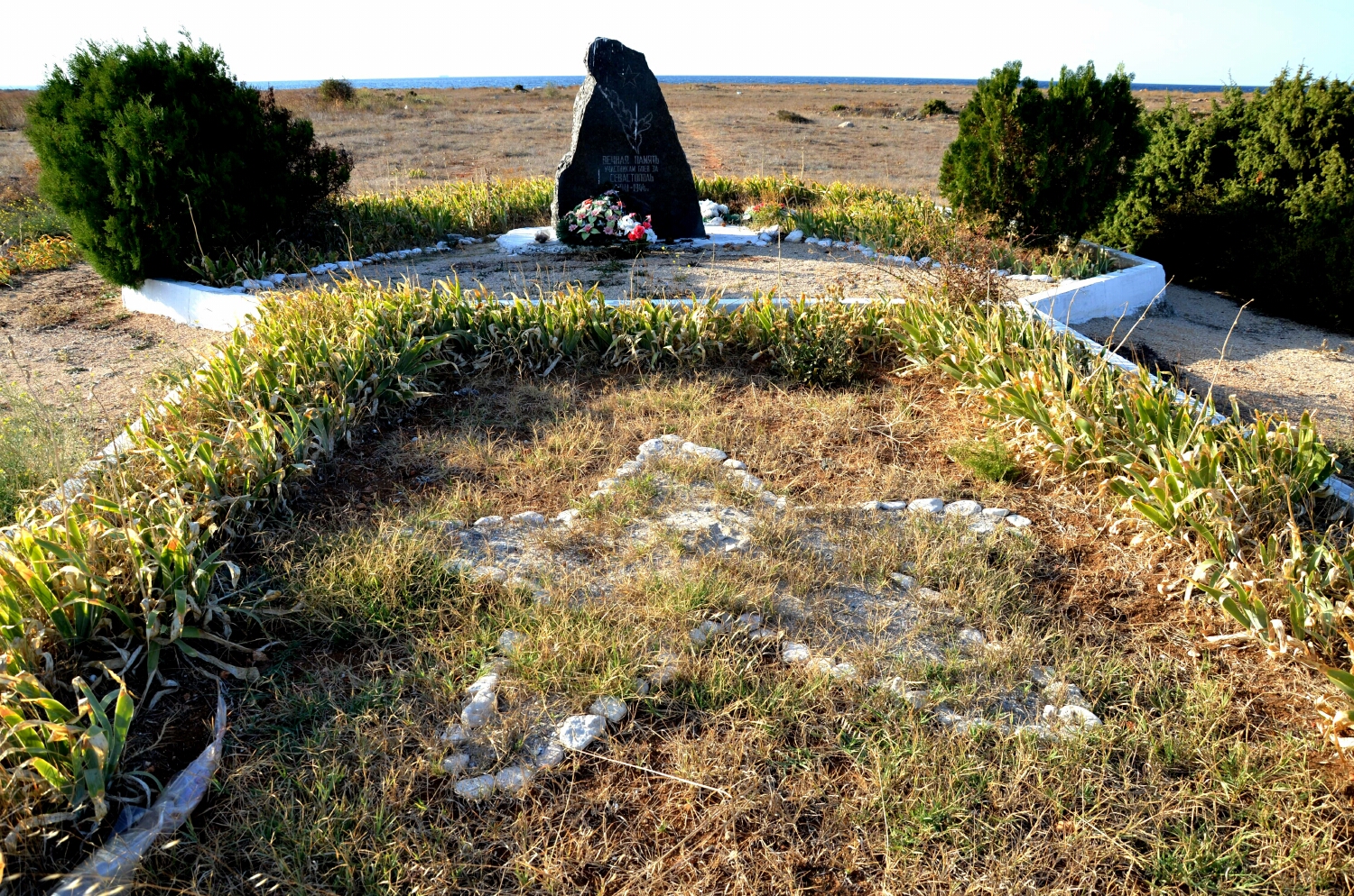 Братская могила на аэродроме м. Херсонес