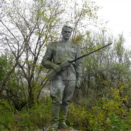 Братская могила и памятник воинам-односельчанам в с. Красно б. Чернобыльского района