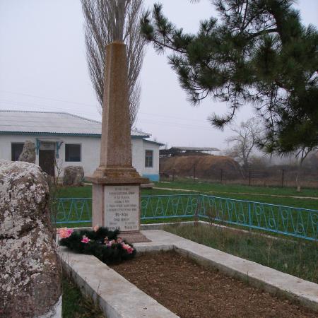 Братская могила Воинов ВОВ - c. Родниковое (Скеля)