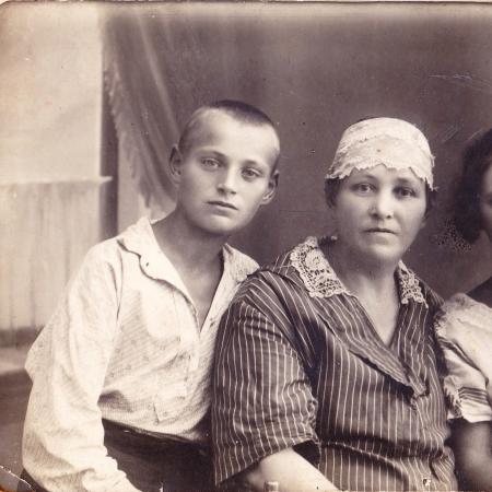 Василий Дончук с матерью и сестрой, 1925 г.