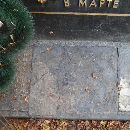 Братская могила в с. Кожухов Литинского района