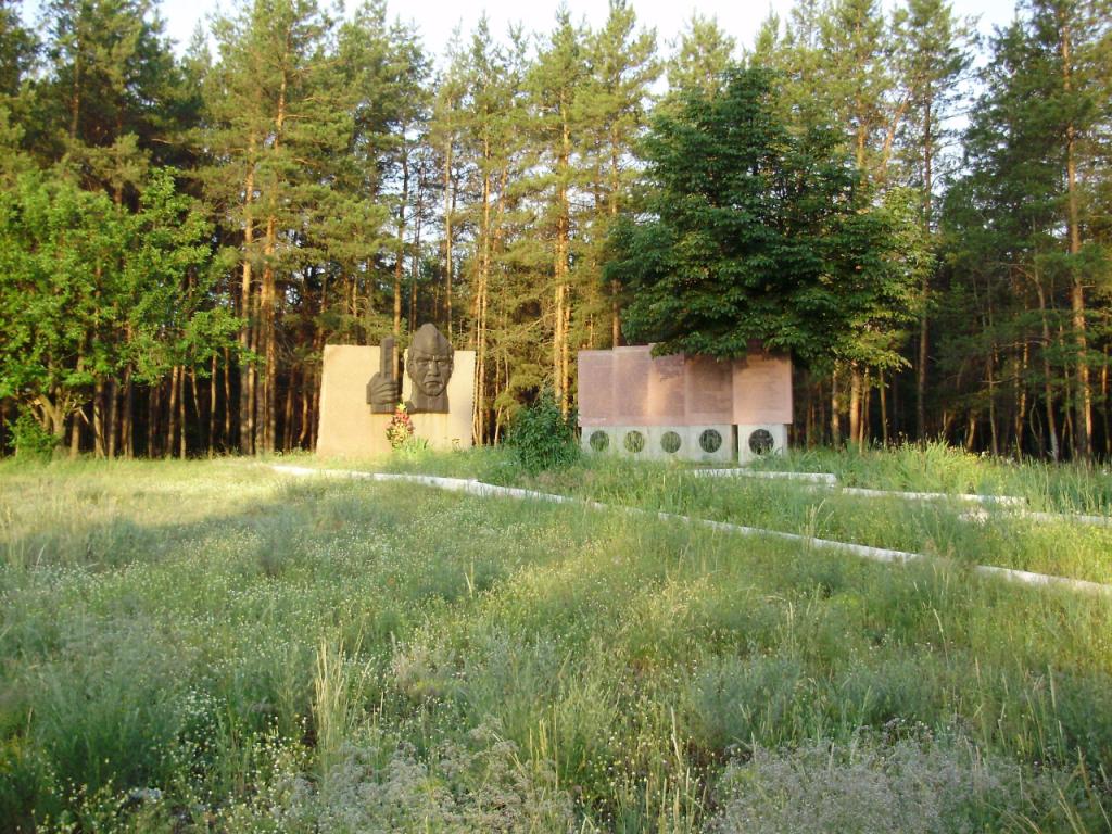 Братская могила у станции Святогорск