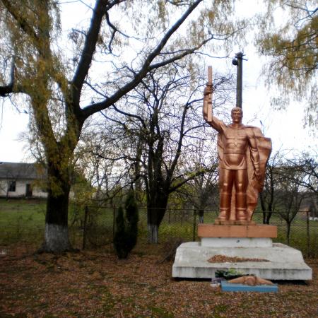 Братская могила в с. Пужники Тлумачского района