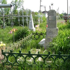Братская могила на кладбище 