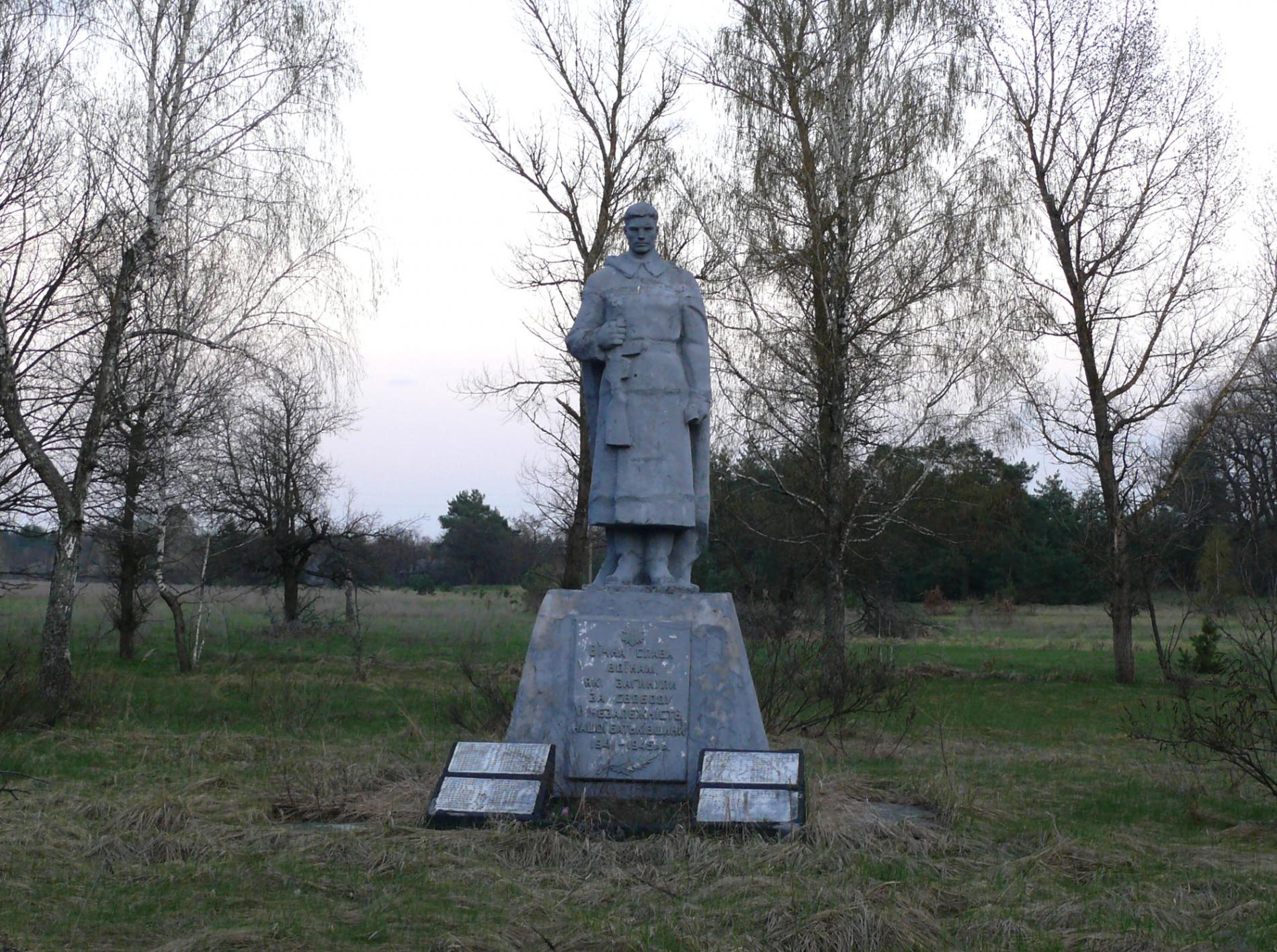 Памятник воинам-односельчанам в с. Машево б. Чернобыльского района