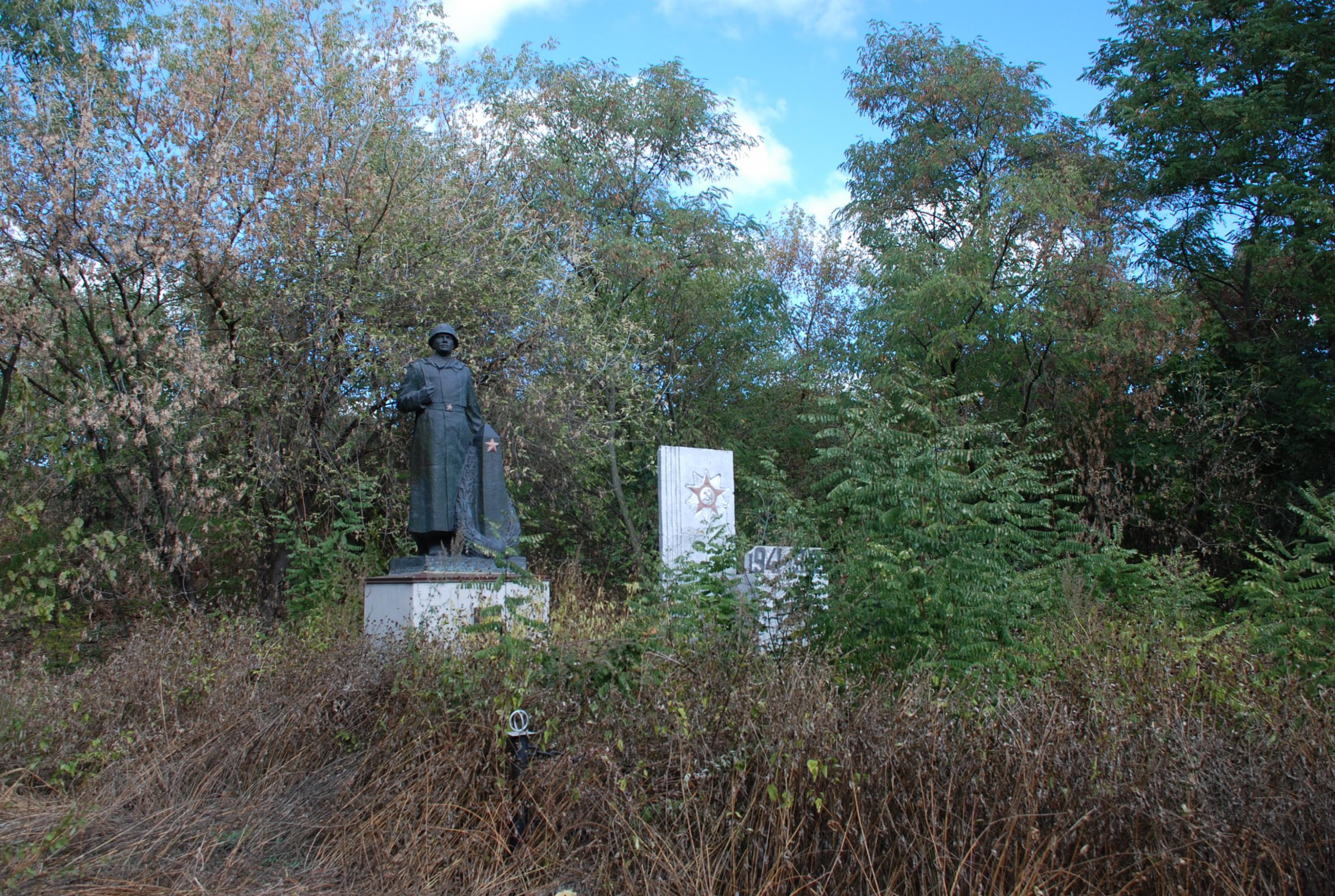 Братская могила в с. Лазирцы Каневского района
