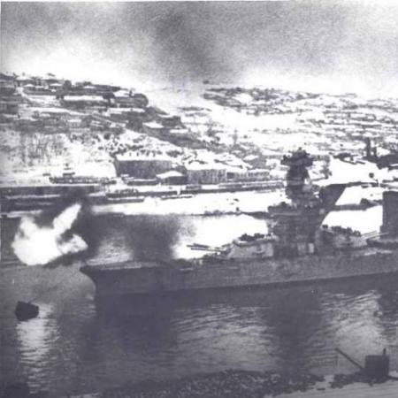 Линкор "Парижская Коммуна" ("Севастополь")ведёт огонь по противнику из Южной бухты