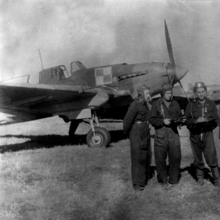 Летчики 8-го польского штурмового авиаполка и советский офицер на фоне Ил-2, 1944 г.