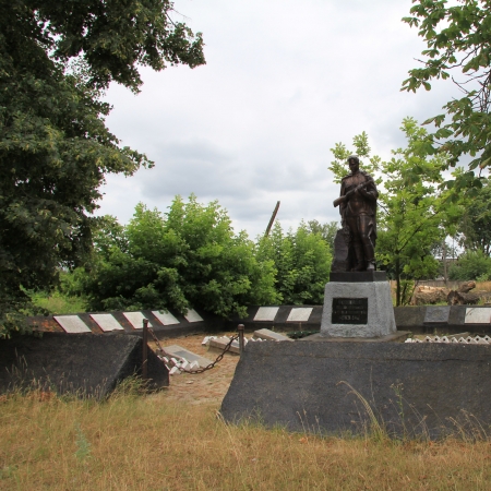 Мемориал в центре с. Прачи Борзнянского района