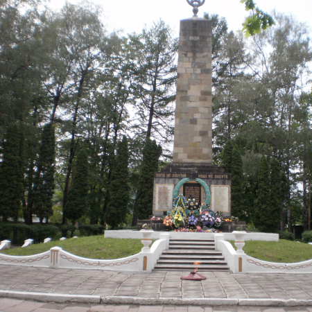 Братская могила в в пгт Куты Косовского района