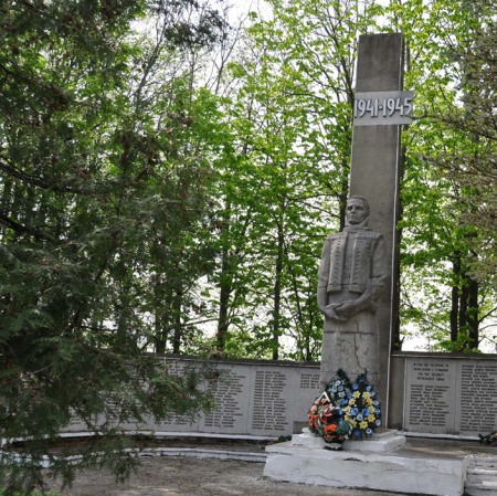 Братская могила в с. Товмачик Коломыйского района