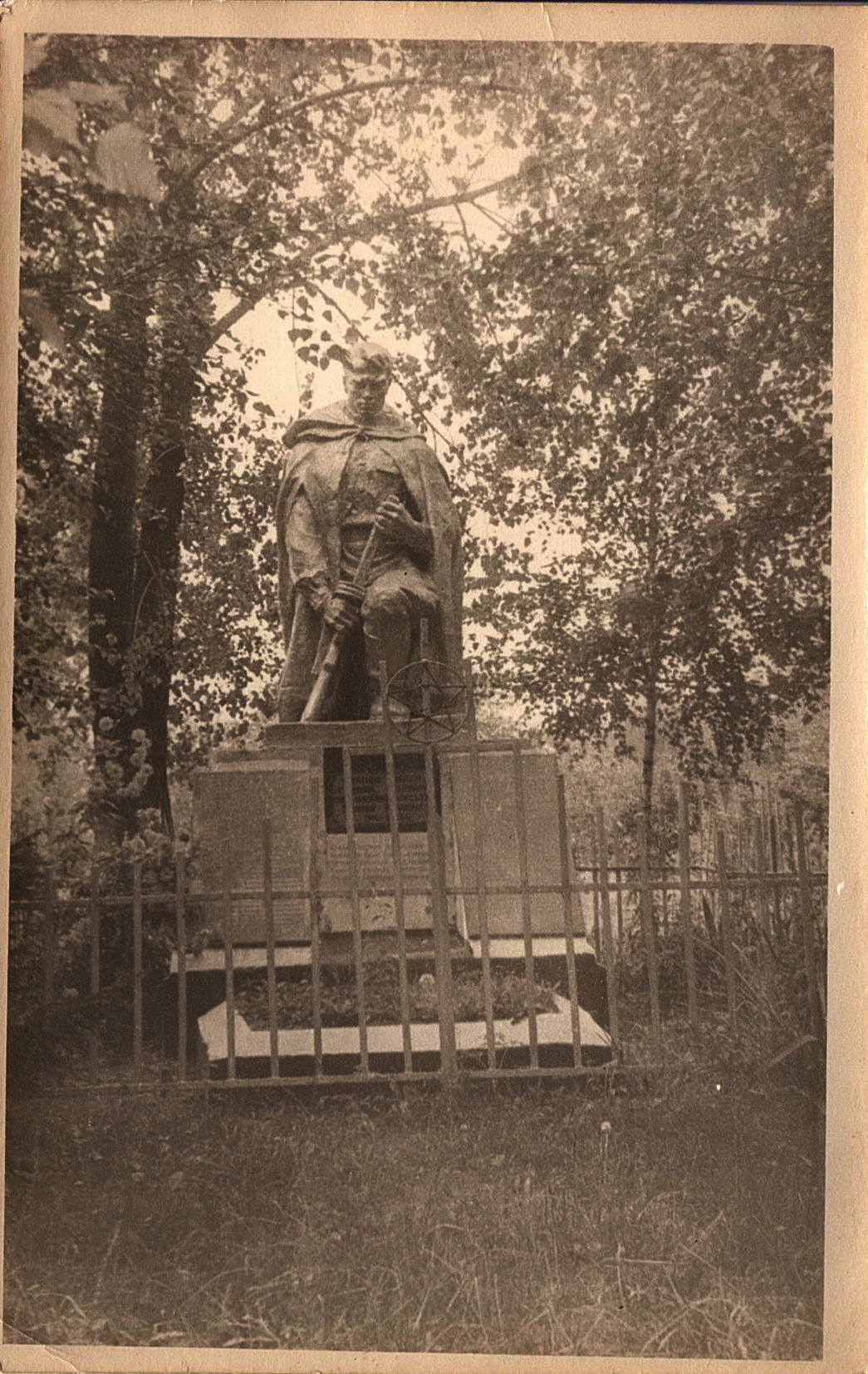 Памятник воинам, погибшим в период 1941-1945 гг.