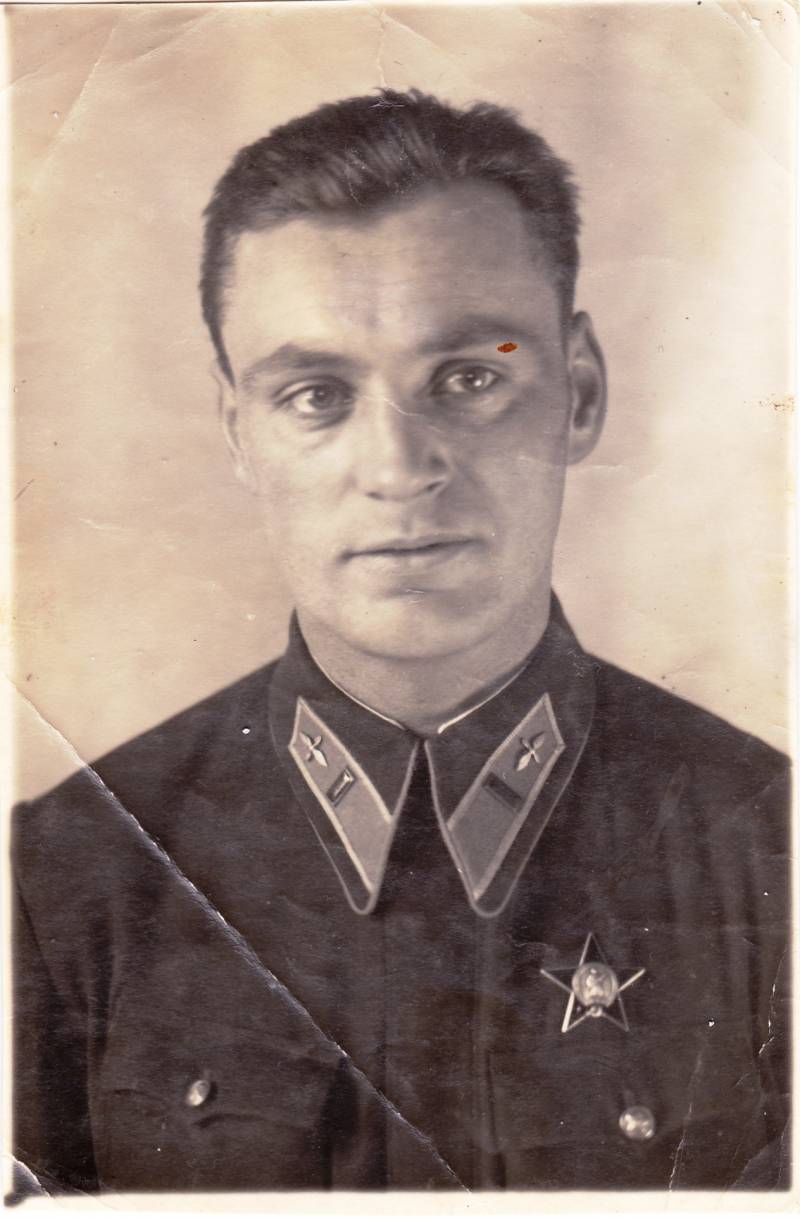 На память Ване Чурикову от капитана Дончука Василия, 10.11.1943 г. "Выше всего ценю дружбу, окрепшую в боевой обстановке". 
