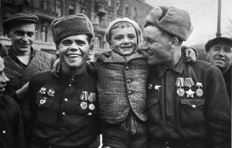 Советские солдаты с ребенком в освобожденной Одессе, апрель 1944 года