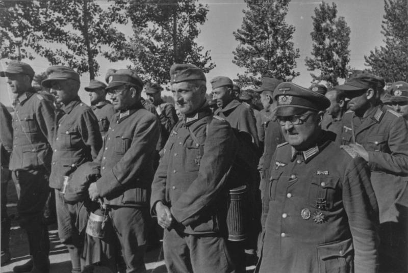 Колонна немецких военнопленных перед проходом по улицам Киева. 16 августа 1944 года