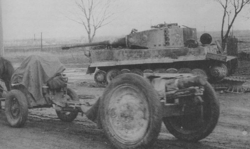 Советское полковое орудие образца 1927 года на конной тяге проезжает мимо подбитого тяжелого танка Pz.Kpfw. VI Ausf. H «Тигр» в районе Киева. Ноябрь 1944 года