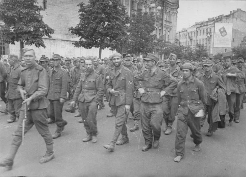 Колонну немецких военнопленных проводят по улицам Киева. 16 августа 1944 года
