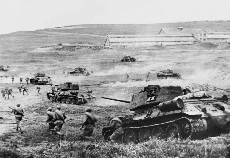 Советские танки Т-34-85 с десантом одного из механизированных корпусов идут в бой за станцию Раздельная в районе Одессы. 3-й Украинский фронт, апрель 1944 года