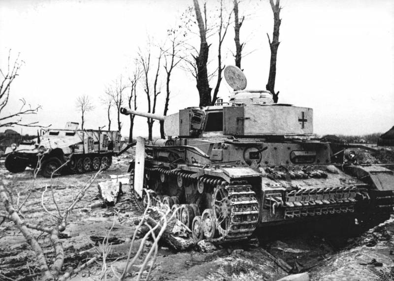 Брошенный на Украине немецкий танк Pz.Kpfw. IV Ausf. H ранних серий и реактивная установка «Вурфрамен 40» (Wurfrahmen 40, установленная на Sd.Kfz. 251/1 Ausf. B)