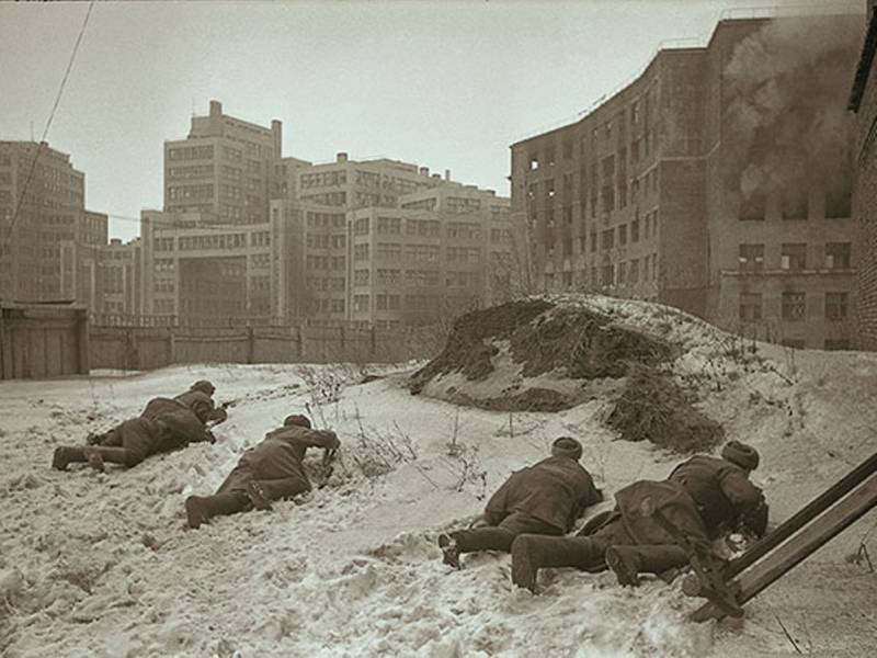 Освобождение Харькова. Бой в районе здания Госпрома УССР (на заднем плане), февраль 1943 года