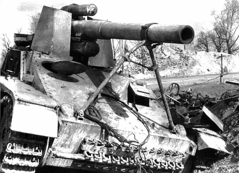 Немецкая САУ «Хуммель», уничтоженная советской артиллерией в районе города Львов в июле 1944 года