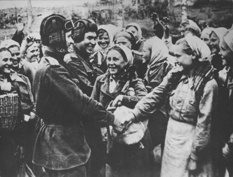 Девушки приветствуют советских офицеров-танкистов на Украине, апрель 1944 года