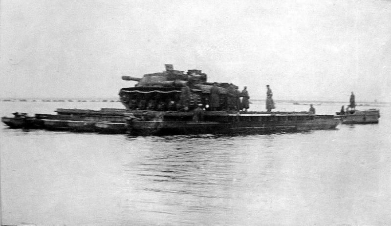 Переправа самоходной артиллерийской установки на пароме из парка Н2П 103 понтонного батальона через реку Днепр в районе Перевалочная. Октябрь 1943 года