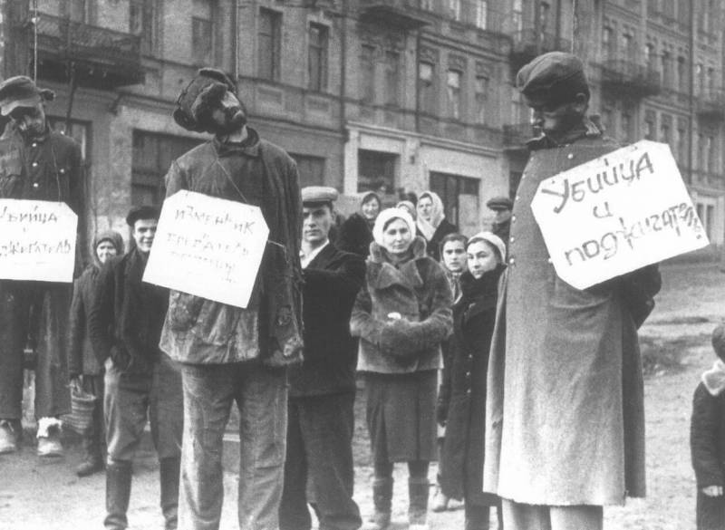Коллаборационисты и немецкие солдаты, повешенные на площади Калинина (в настоящее время — майдан Незалежности) в Киеве, 1944 год