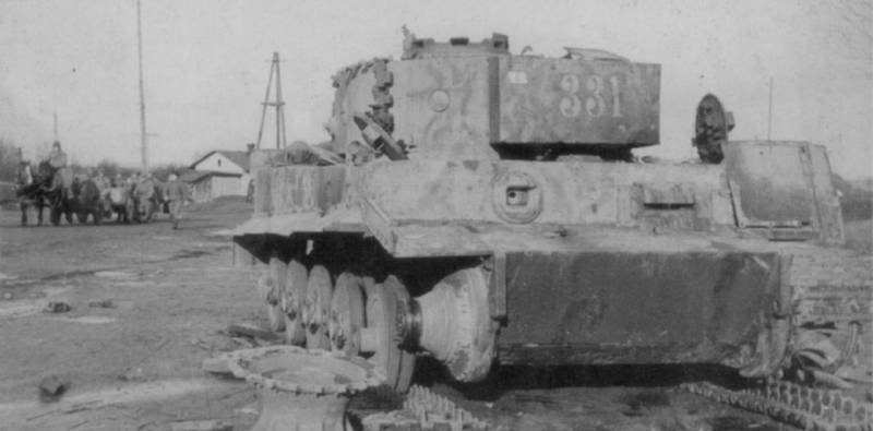 Подбитый тяжелый танк «Тигр» из 509-го тяжелого танкового батальона вермахта в р-не Киева, ноябрь 1943 года