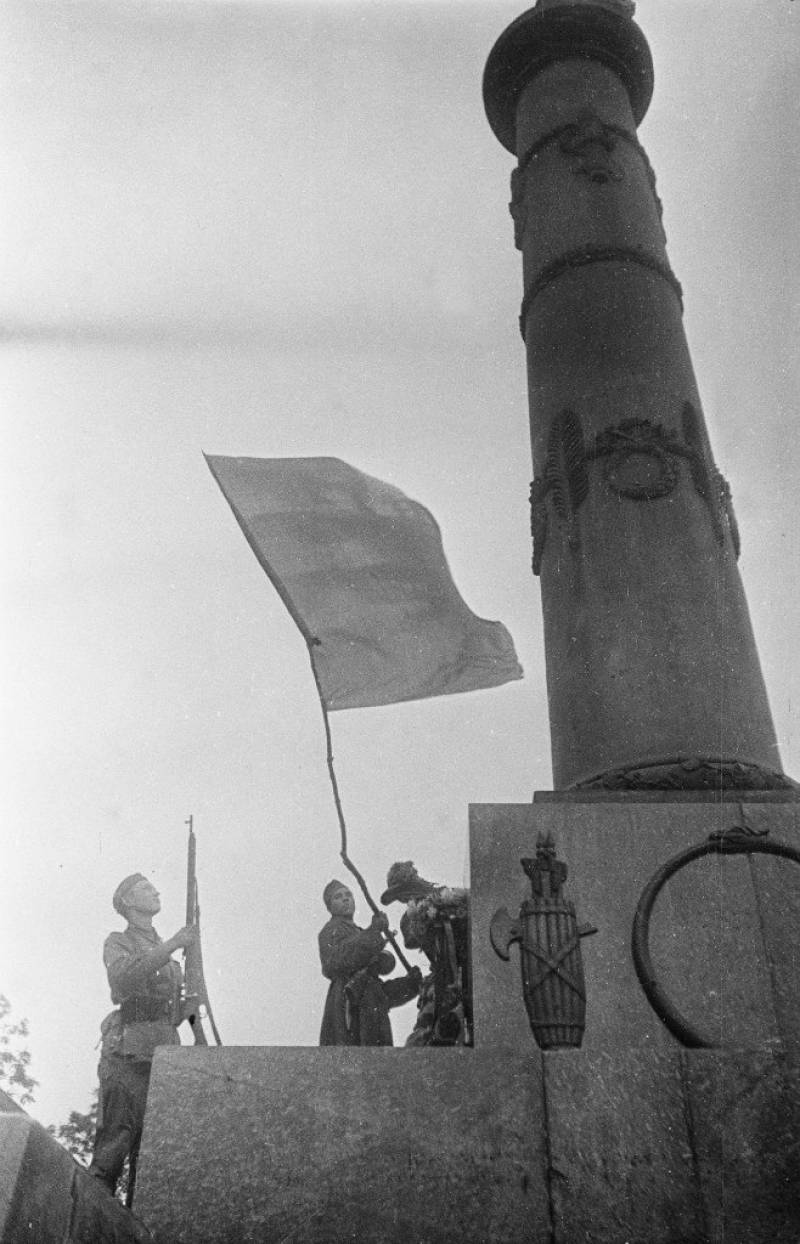 Бойцы 84-й стрелковой дивизии с красным флагом у Монумента Славы в освобождённой Полтаве. 23 сентября 1943 года