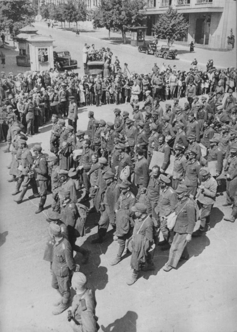 Колонну немецких военнопленных проводят по улицам Киева. 16 августа 1944 года