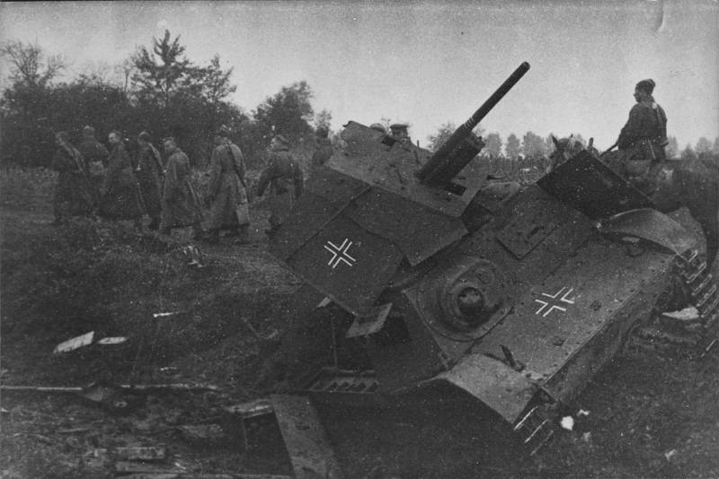  Подбитая в районе села Смоляк немецкая импровизированная САУ на базе трофейного советского тягача Т-20 «Комсомолец». Украина, сентябрь 1943 года
