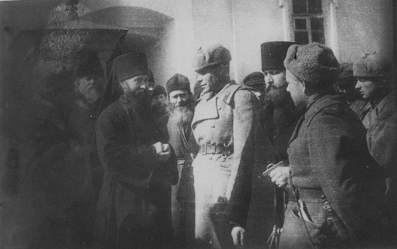 Советские офицеры и духовенство в освобожденном городе Почаеве Тернопольской области. Март 1944 года