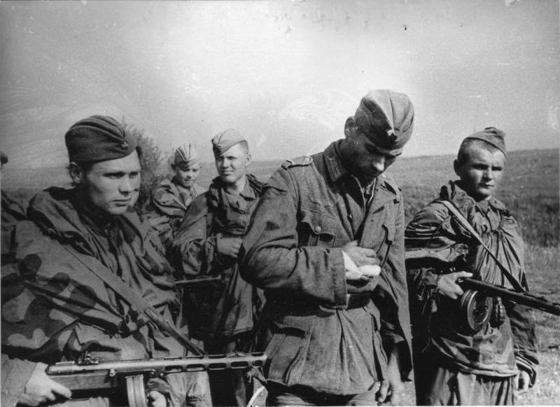 Советские разведчики ведут захваченного в плен немецкого солдата. Львовская область, 1944 год