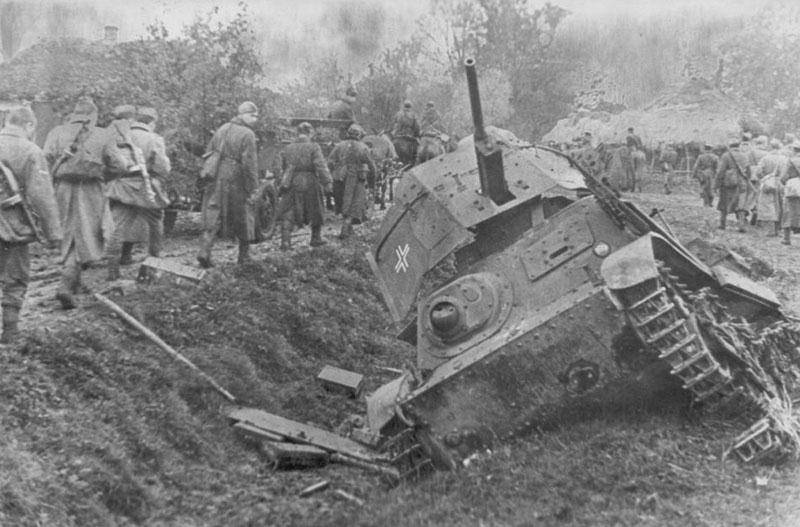Подбитая в районе села Смоляк немецкая импровизированная САУ на базе трофейного советского тягача Т-20 «Комсомолец». Украина, сентябрь 1943 года