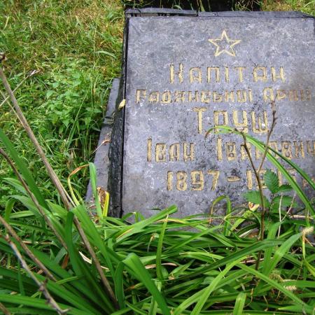Братская могила у школы в с. Кобыча Бобровицкого района